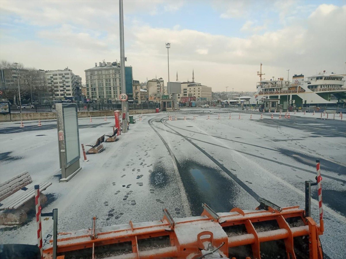 İstanbul Büyükşehir Belediyesi (İBB) Afet Koordinasyon Merkezi (AKOM), kentte 5 gündür etkili olan...