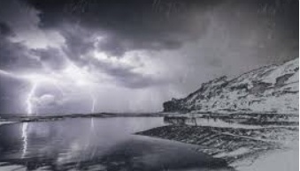 İstanbul'da Doğa Şovu: Kar Yağarken Şimşek Çaktı!