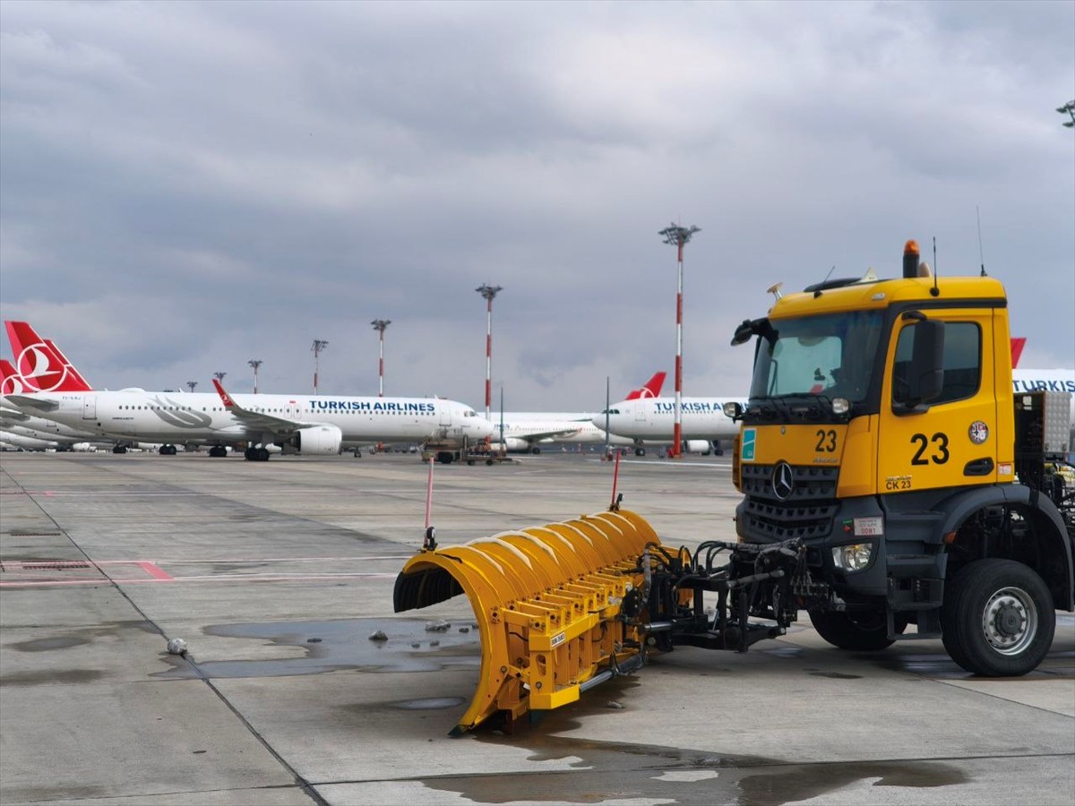 İstanbul Havalimanı'nda, planlanan seferlerde herhangi bir aksama yaşanmaması için karla mücadele...