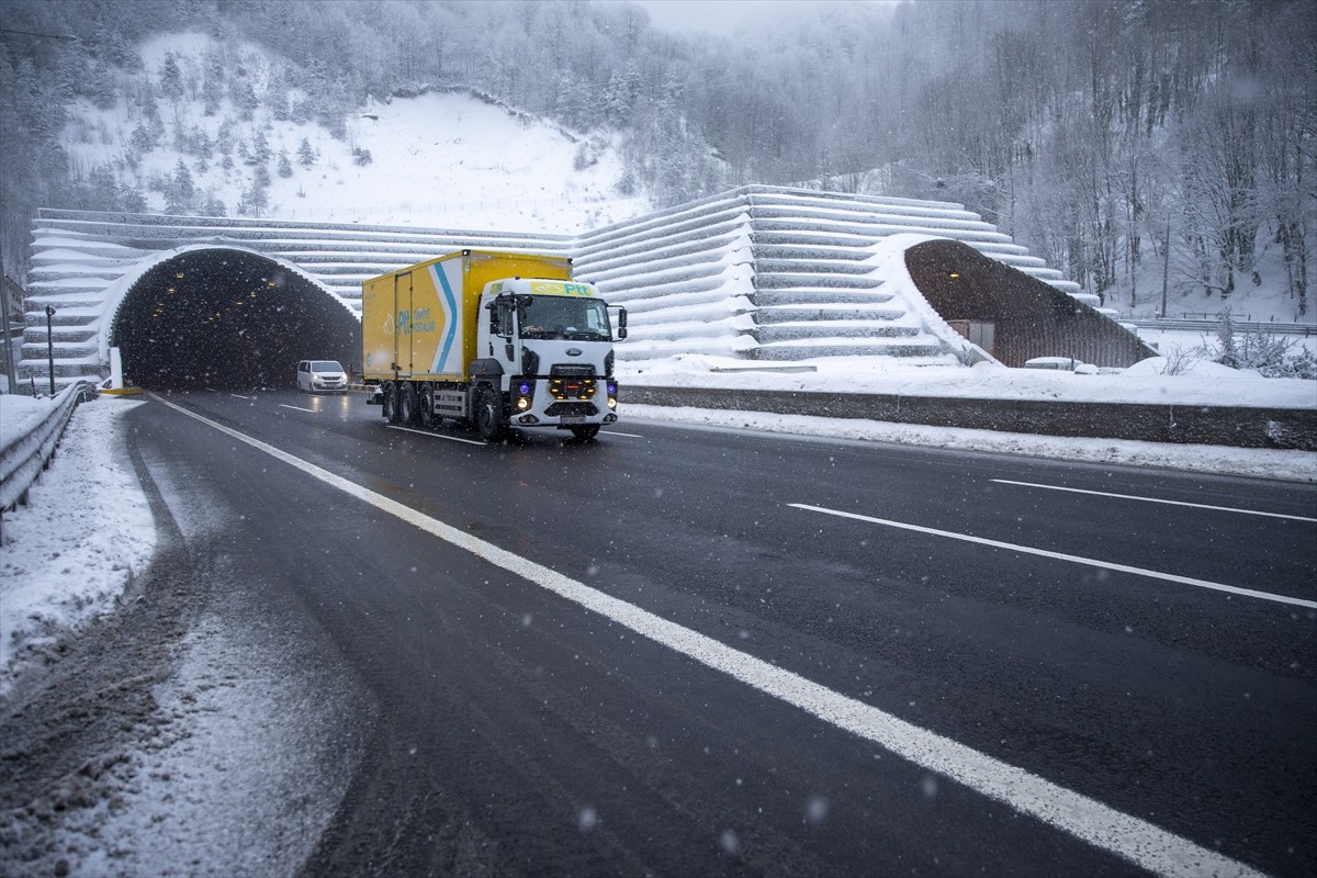İstanbul ile Ankara arasında ulaşımı sağlayan Anadolu Otoyolu'nun Bolu Dağı Tüneli kesiminde  kar...