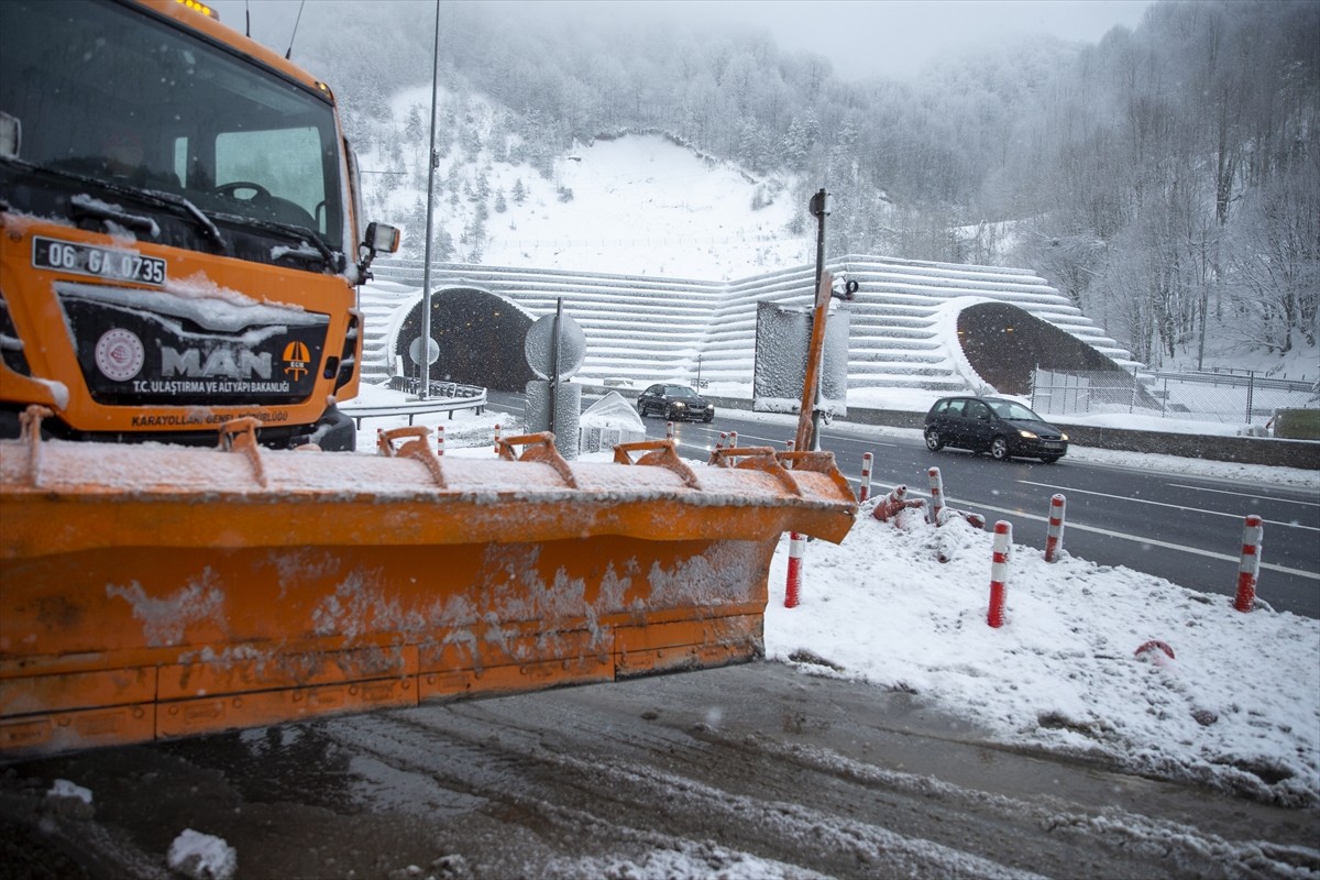 İstanbul ile Ankara arasında ulaşımı sağlayan Anadolu Otoyolu'nun Bolu Dağı Tüneli kesiminde  kar...