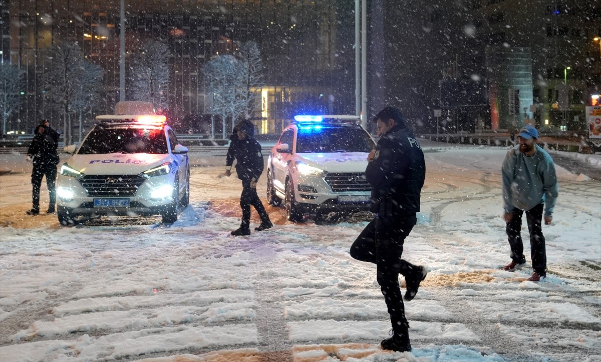  İstanbul Taksim’de görevli polis memurları ile vatandaşlar kar topu oynadı.