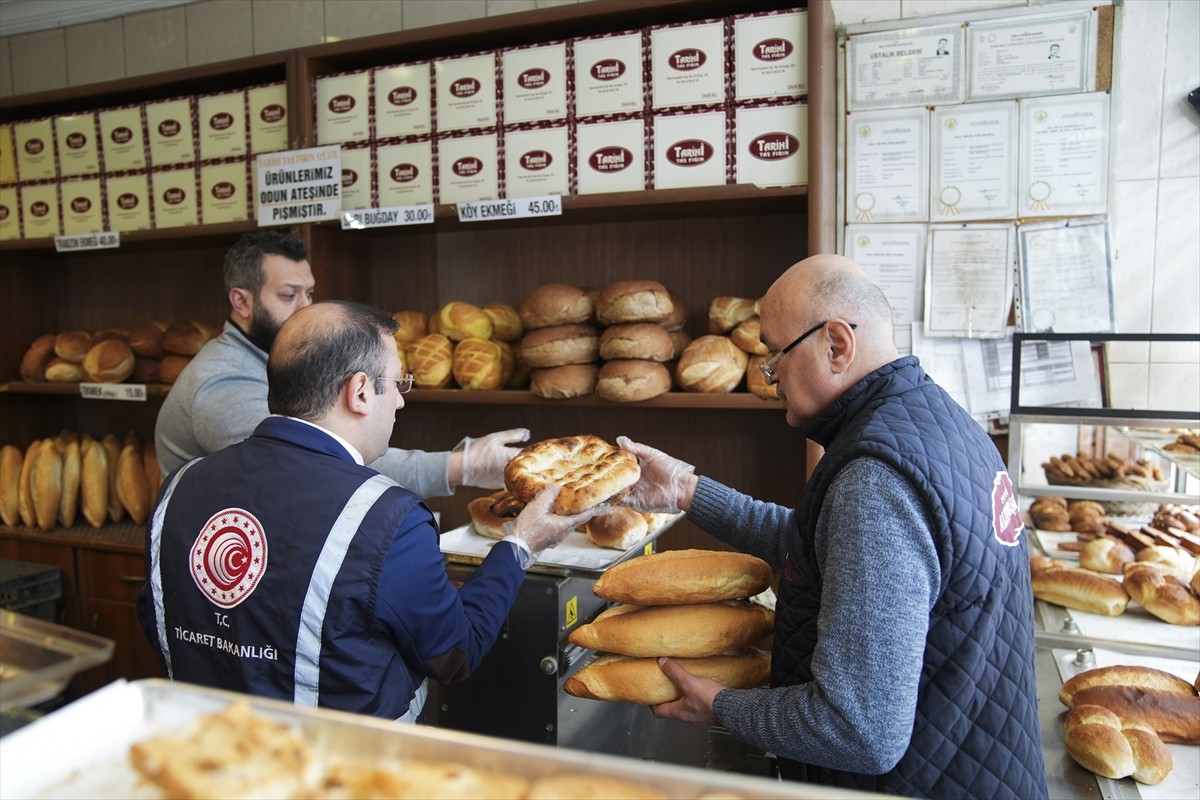 İstanbul Ticaret İl Müdürlüğü ekipleri kentte denetimlerini aralıksız sürdürürken, ramazan öncesi...