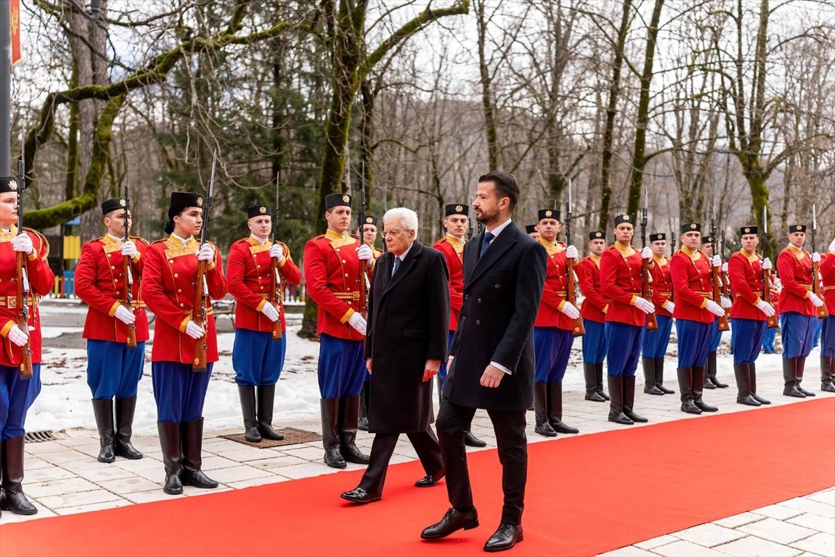 İtalya Cumhurbaşkanı Sergio Mattarella (solda), resmi temaslarda bulunduğu Karadağ'ın Cetinje...