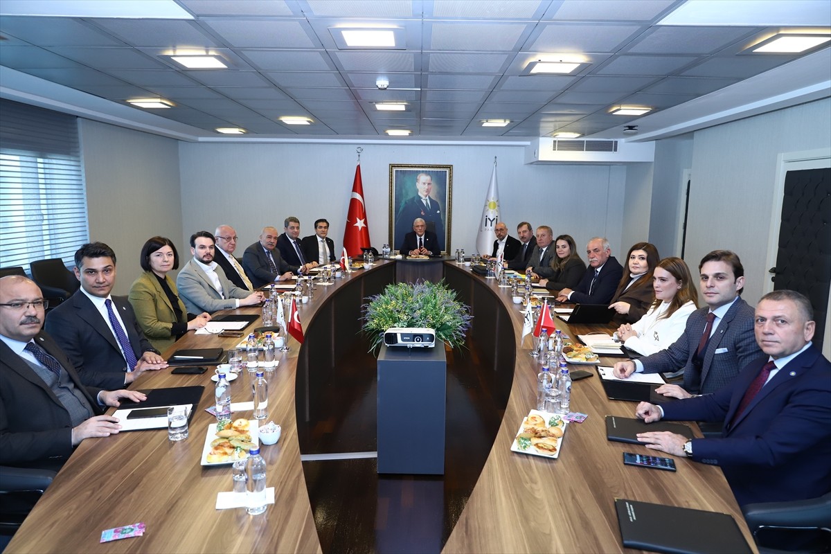 İYİ Parti Genel Başkanı Müsavat Dervişoğlu, genel merkez ek binada düzenlenen toplantıda Başkanlık...