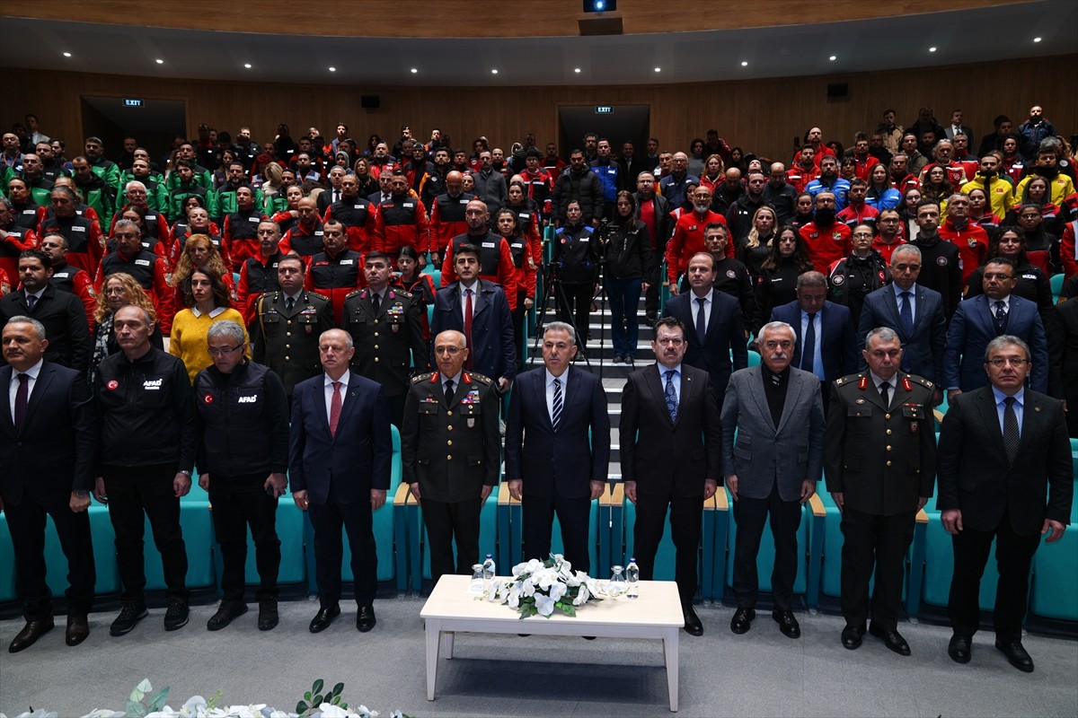 İzmir'de 6 Şubat 2023'teki Kahramanmaraş merkezli depremlerde yaşamını yitirenler için anma...