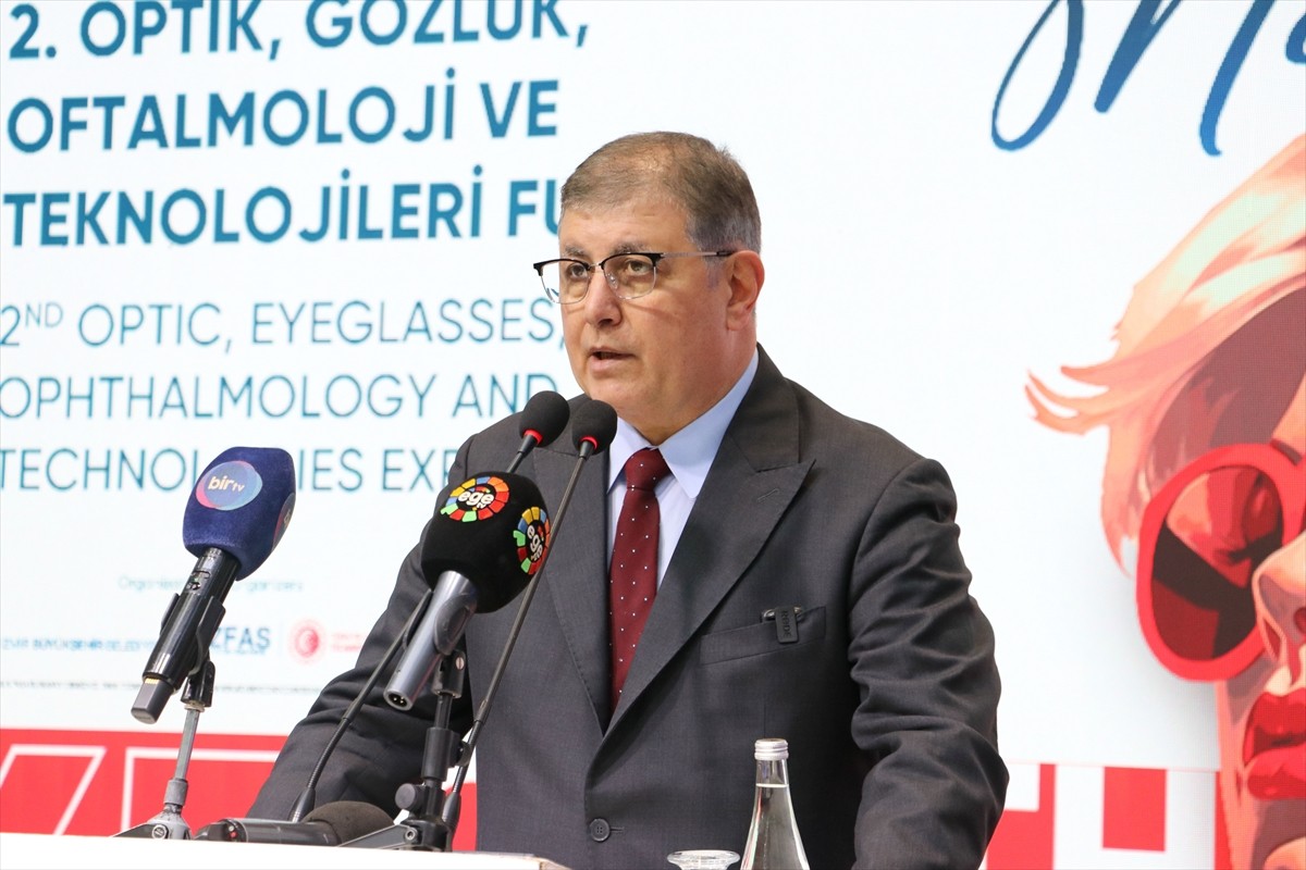 İzmir'de bu yıl ikincisi düzenlenen Optik, Gözlük, Oftalmoloji ve Teknolojileri Fuarı...