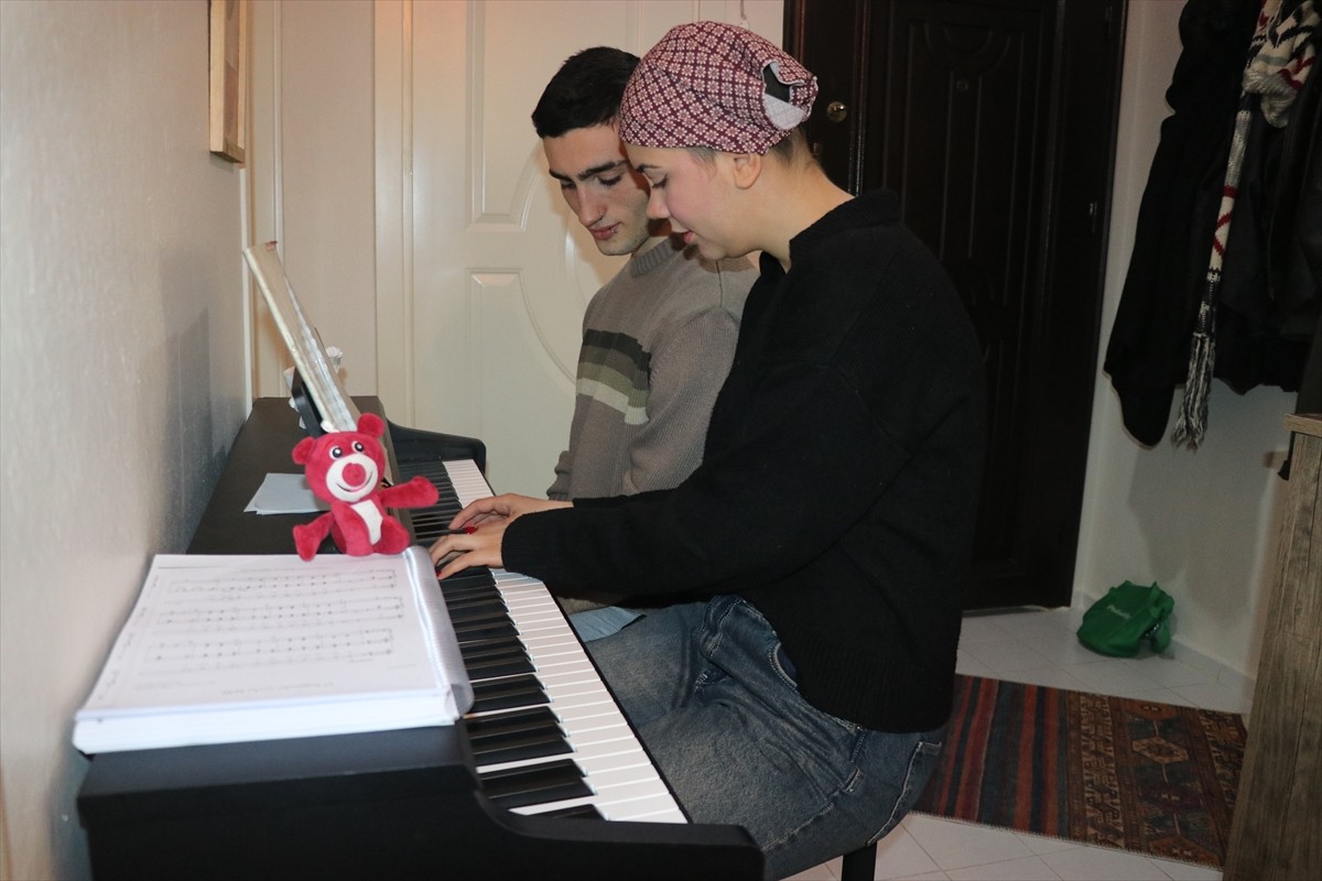 İzmir'de lösemi tedavisi gördüğü dönemde hastane odasında evlenme teklifi alan daha sonra kemik...