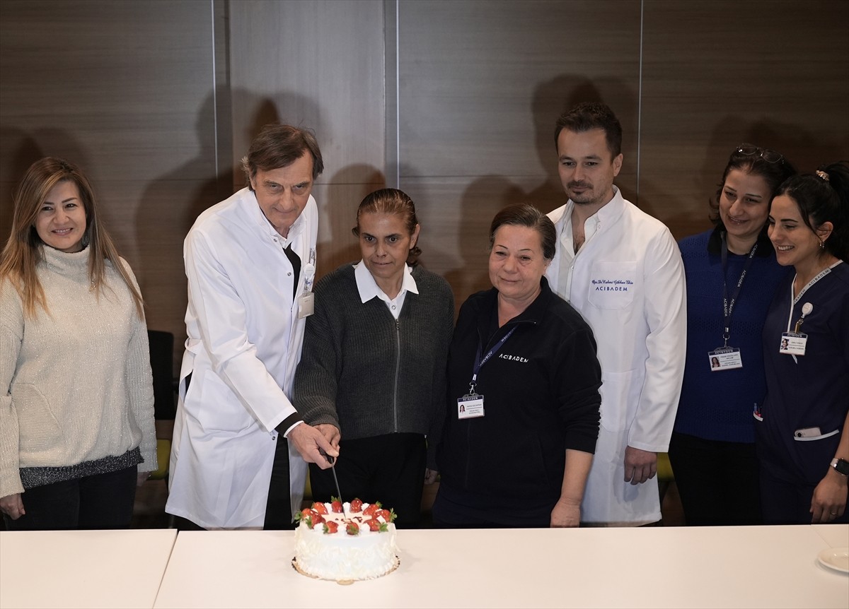 İzmir'de özel bir hastanede 11 yılda eşi ve kardeşinden alınan böbreklerle 2 kere böbrek nakli...