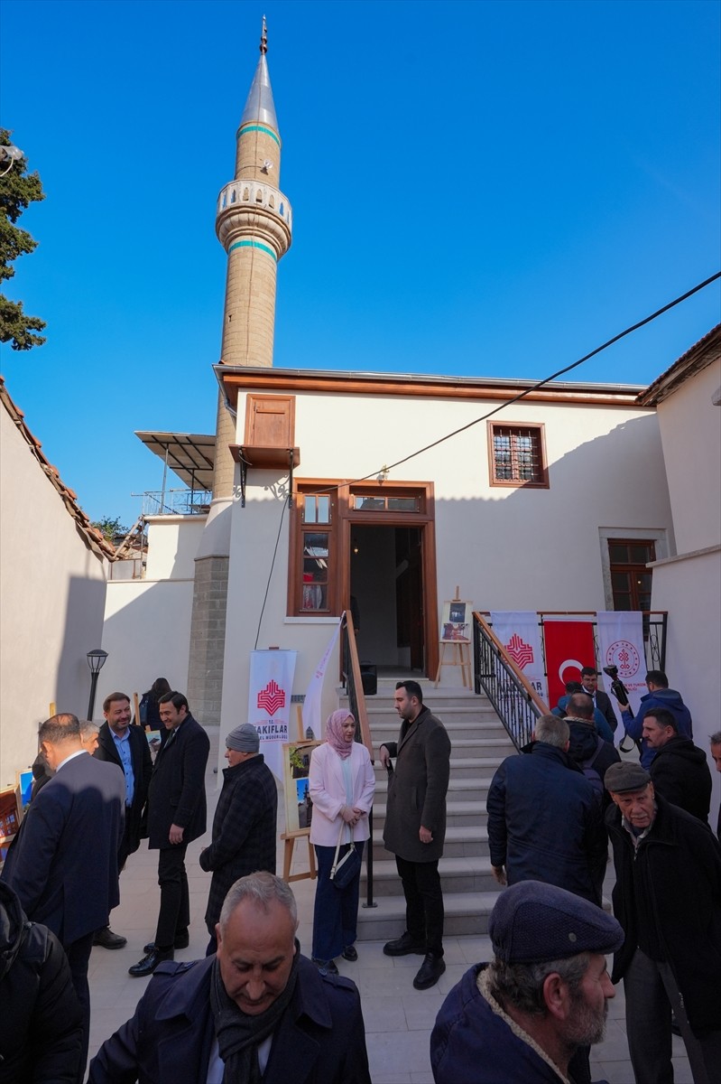 İzmir'in Konak ilçesindeki tarihi cami, iki yıllık restorasyon çalışmasının ardından ibadete...