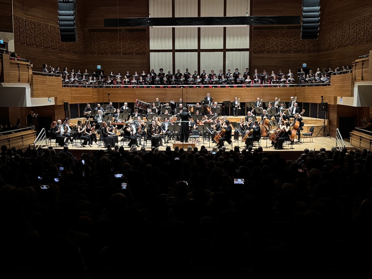 İzmir Devlet Senfoni Orkestrası (İZDSO), Sezen Aksu'nun unutulmaz şarkılarını, dünyaca ünlü şef...