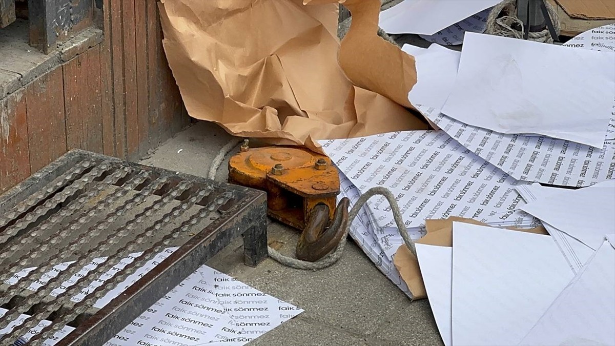 Kağıthane'de, halatı kopan yük asansörünün sepeti üzerine düşen kişi yaralandı. Ekipler, olay...