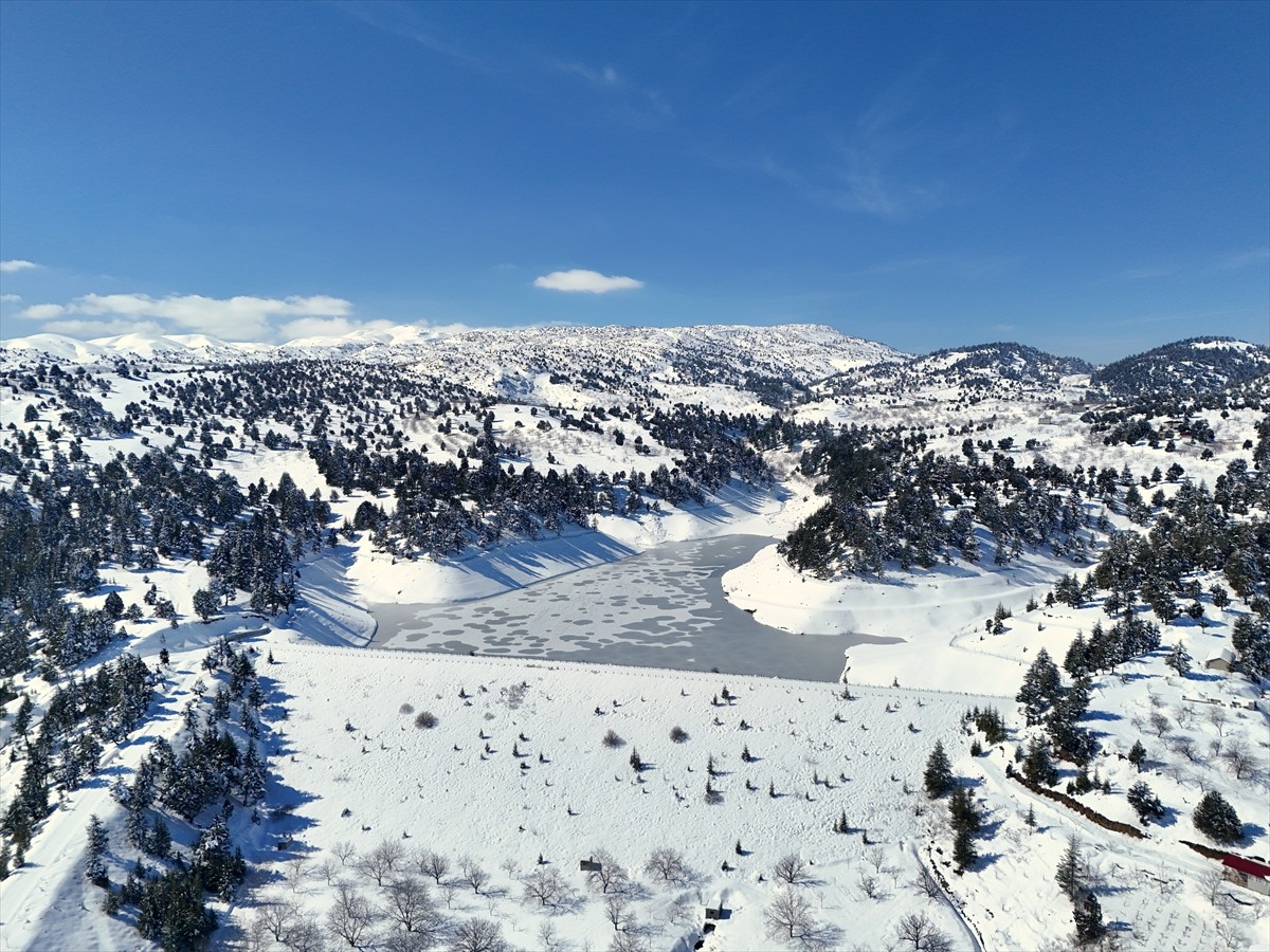 Kahramanmaraş'ın Çağlayancerit ilçesinde bulunan Merk Göleti, hava sıcaklığının düşmesiyle buzla...