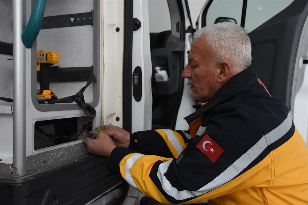 Kahramanmaraş merkezli 6 Şubat depremlerinde evi yıkıldıktan sonra eşi ve 2 çocuğuyla yerleştiği...