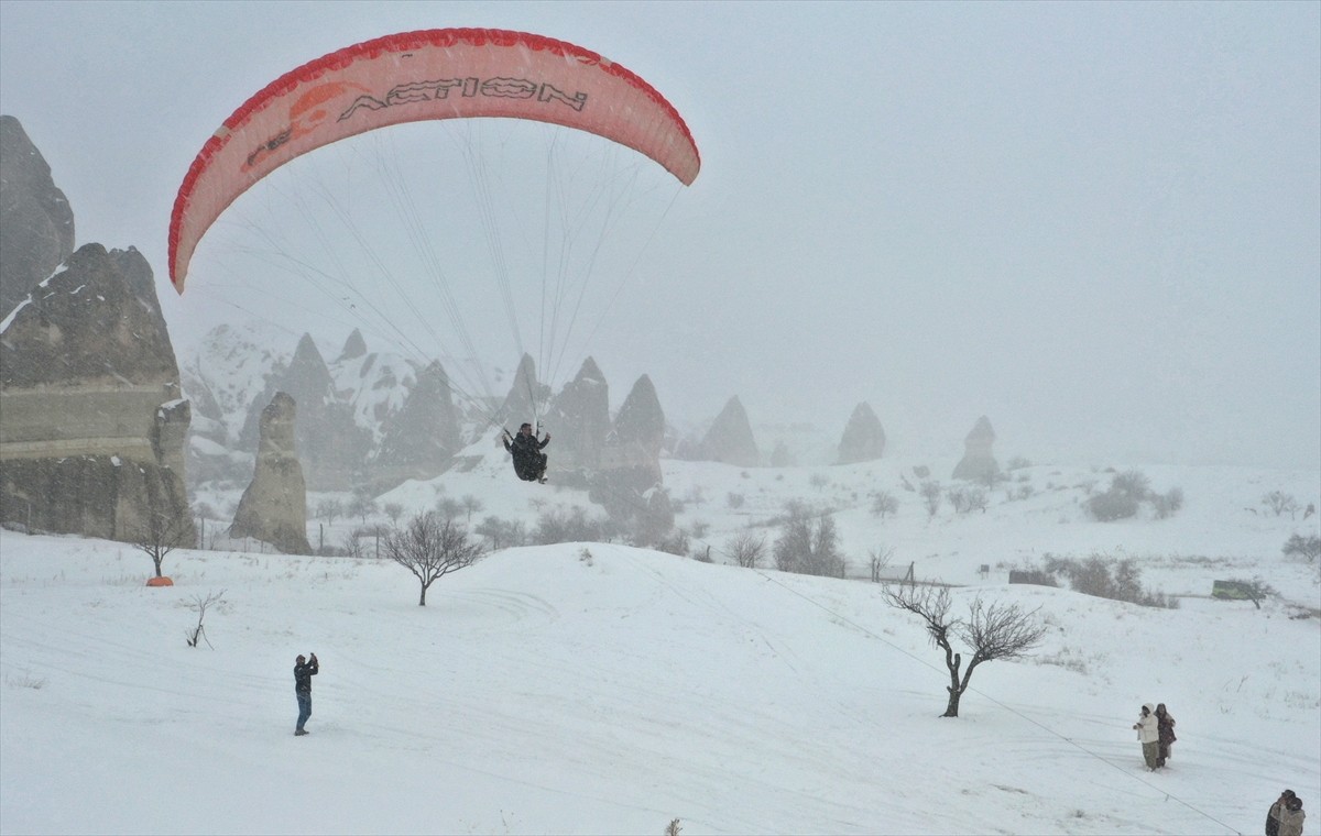 Kapadokya'da bir süredir etkili olan karın keyfini çıkarmak isteyenler, peribacaları arasındaki...