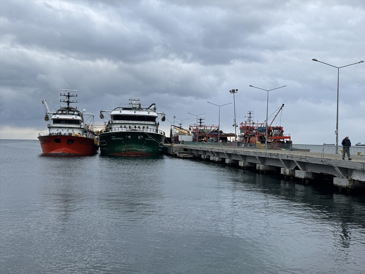 Karadeniz'de etkili olması beklenen şiddetli rüzgar nedeniyle balıkçılar Sinop Limanı'na...