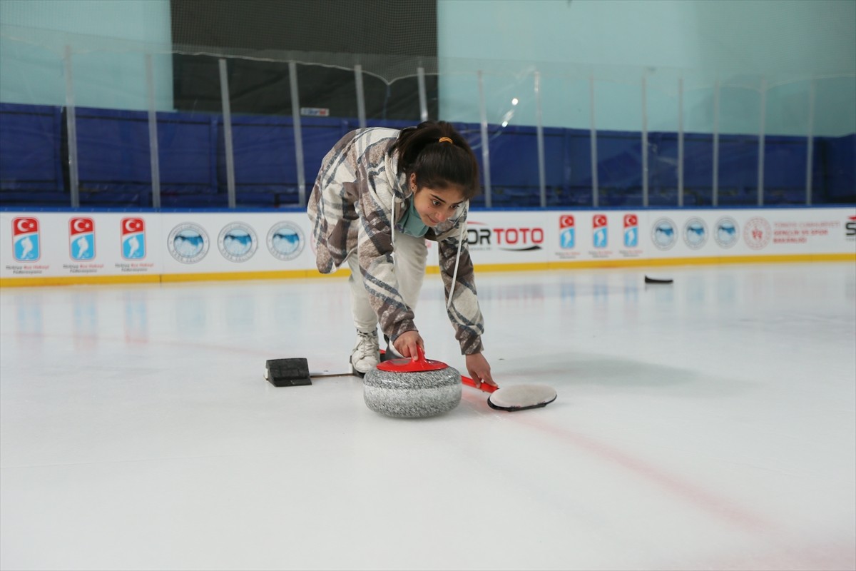 Kars'ın Digor ilçesinde hayata geçirilen Digor Akademi Curling Projesiyle öğrenciler, curling...