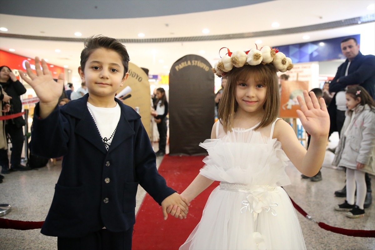 Kastamonu'da bebek ve çocuklar, rengarenk kostümleriyle podyuma çıktı. Kentteki bir alışveriş...