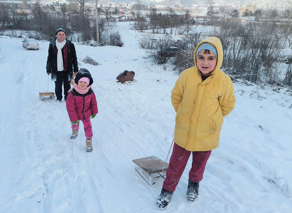 Kastamonu'nun İhsangazi ilçesinde öğrenci ve velileri kızakla kayarak eğlenceli vakit...