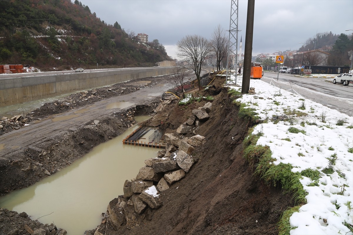 Kastamonu'nun İnebolu ilçesinde sağanak nedeniyle dere yatağındaki istinat duvarları çöktü.