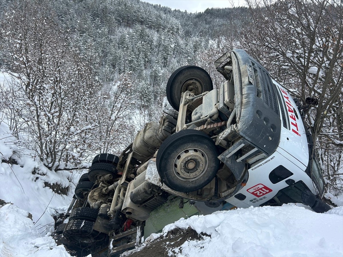 Kastamonu'nun Taşköprü ilçesinde çıkan yangında 2 ev, ahır ve traktör zarar gördü, yangına...