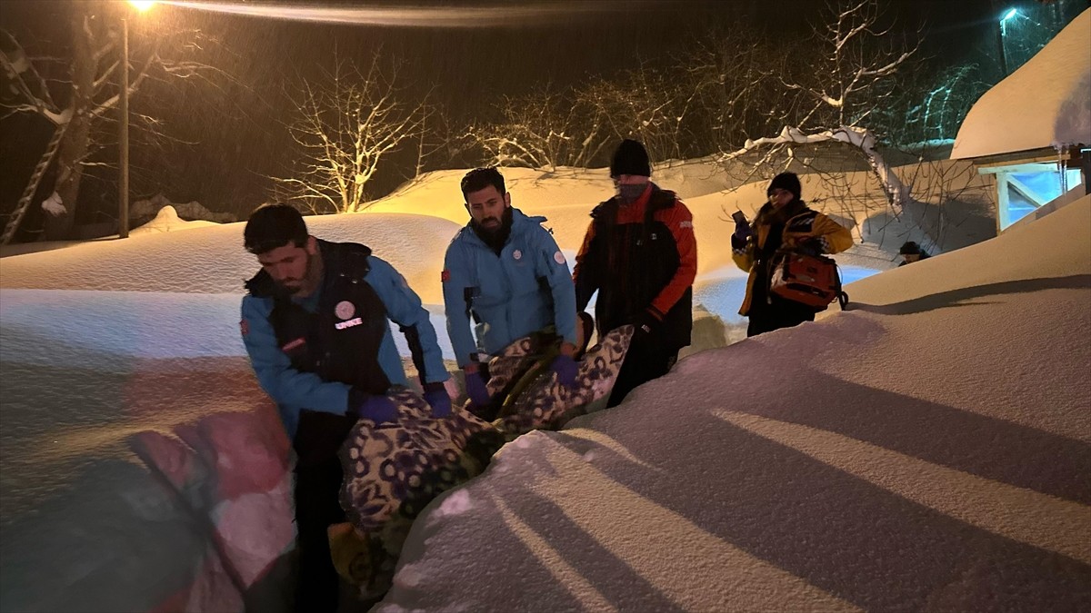 Kastamonu’nun İnebolu ilçesinde kar nedeniyle yolu kapanan köyde mahsur kalan hasta hastaneye...