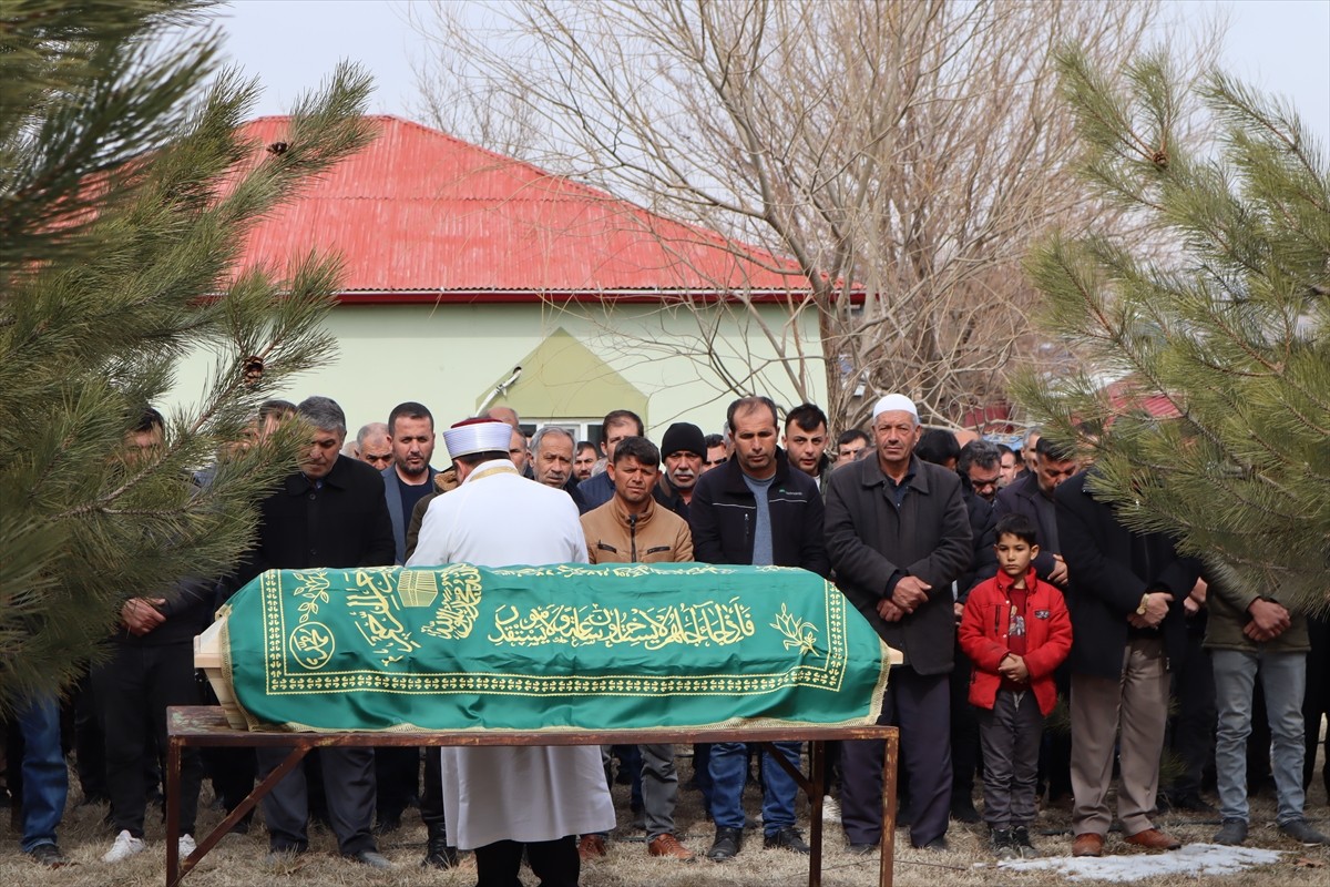 Kayseri'de boşandığı eşi tarafından tabancayla öldürülen kadının cenazesi Kahramanmaraş'ın Afşin...