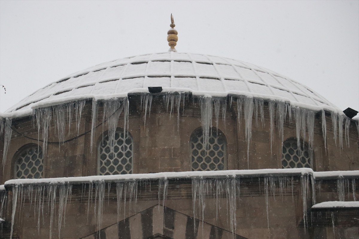 Kayseri'de dün akşam saatlerinde başlayan kar yağışı etkisini sürdürüyor. 