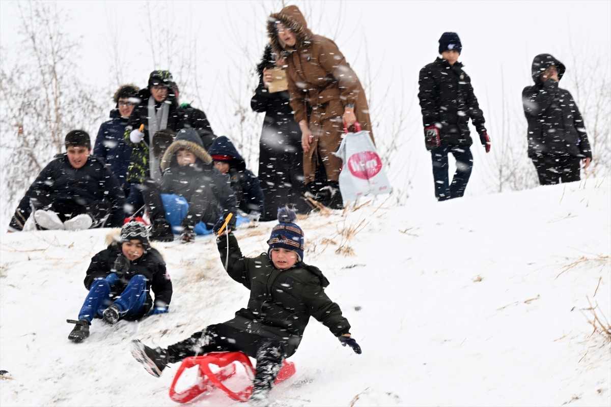 Kayseri'de kar yağışının ardından okulların tatil edilmesini fırsat bilen çocuklar, Talas...