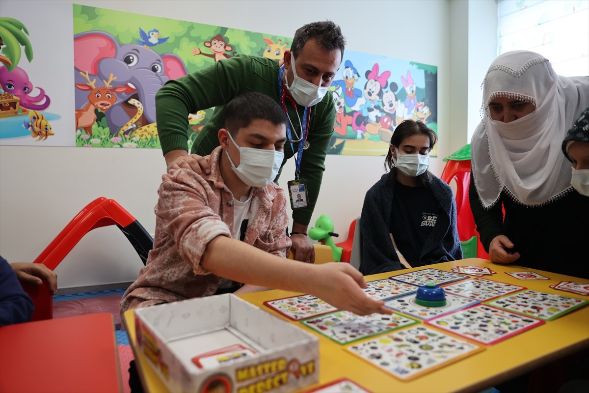 Kayseri'de lise öğrencileri, hastanede tedavi gören lösemili çocuklarla süper bardak, satranç ve...