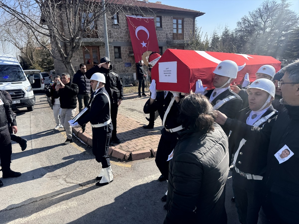 Kayseri'de uyuşturucu satıcılarına yönelik operasyonda geçirdiği kalp krizi sonucu şehit olan 41...