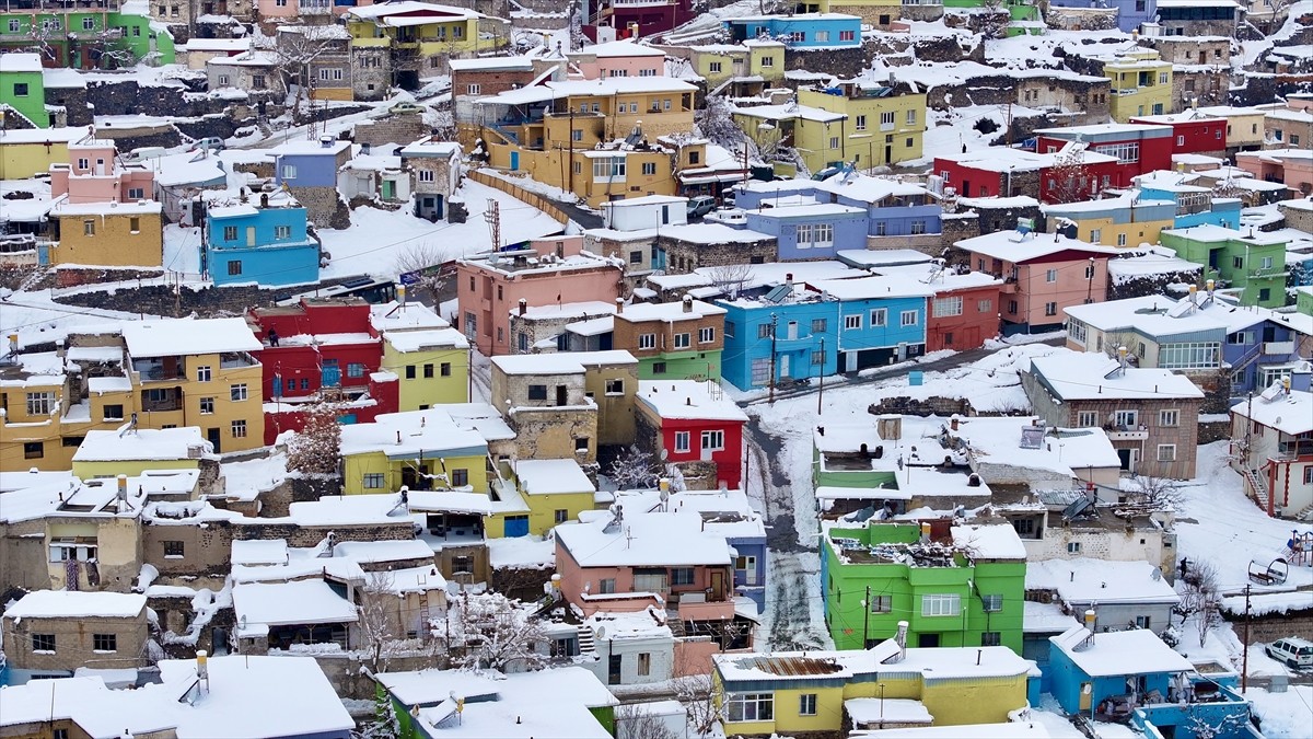 Kayseri'nin Hacılar ilçesindeki "renkli evler" olarak bilinen yüzlerce ev, kar yağışının ardından...