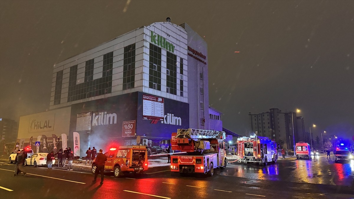 Kayseri'nin merkez Melikgazi ilçesinde mobilya mağazasının deposunda çıkan yangın itfaiye...