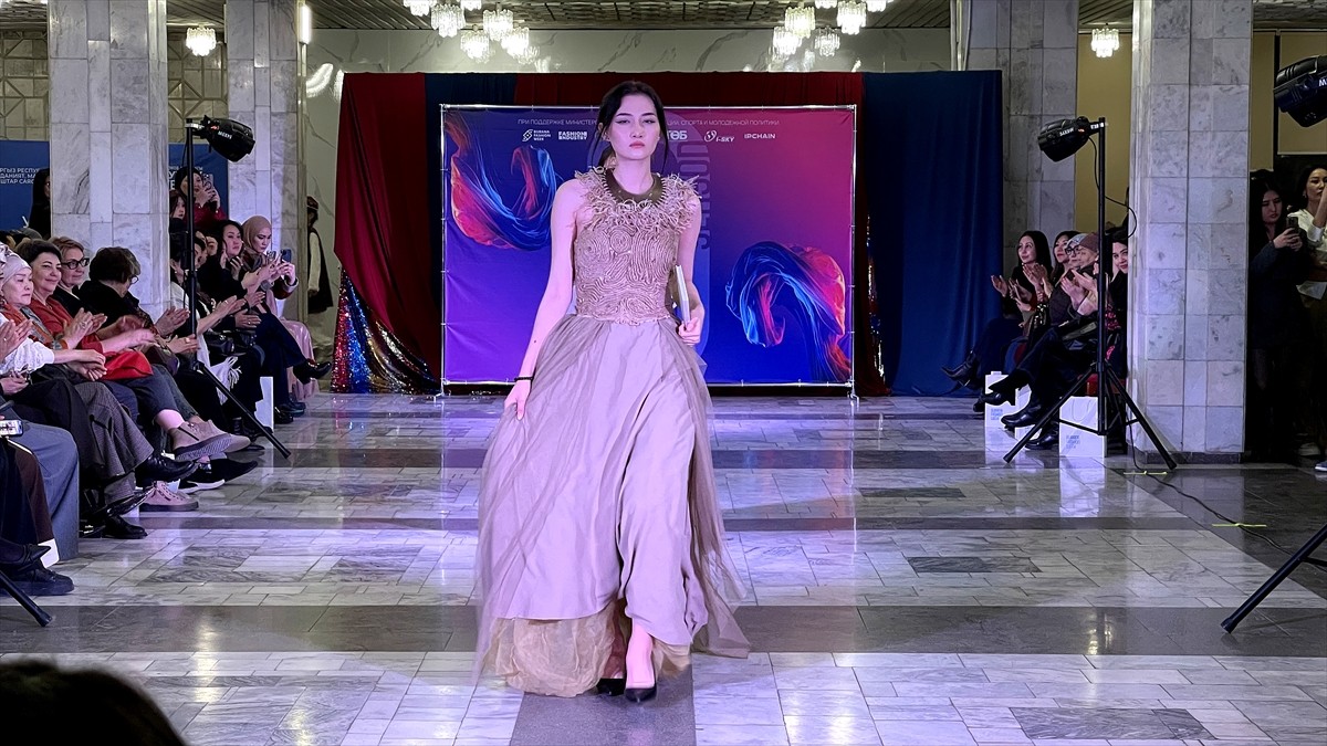 Kırgızistan'ın başkenti Bişkek'te 9. Burana Uluslararası Moda Haftası gerçekleştirildi.