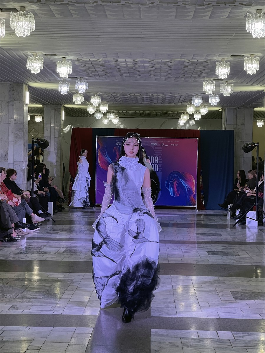 Kırgızistan'ın başkenti Bişkek'te 9. Burana Uluslararası Moda Haftası gerçekleştirildi.