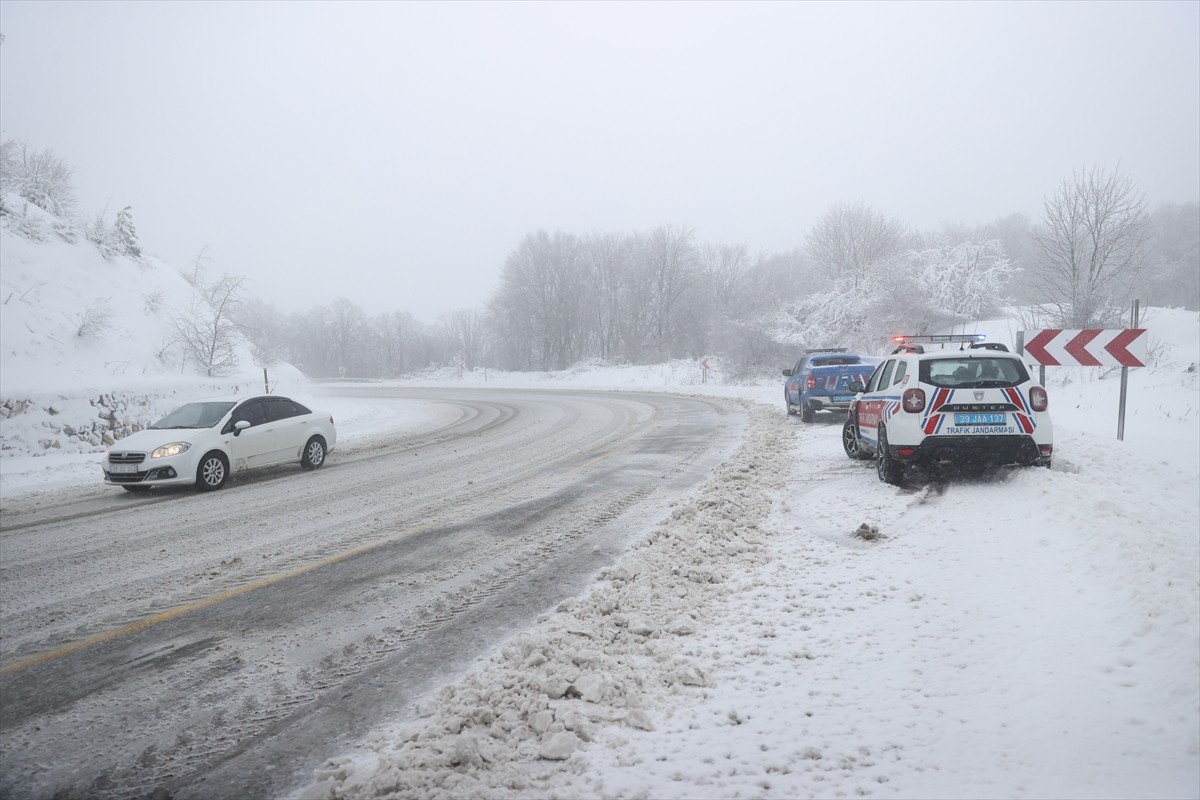 Kırklareli'nin Demirköy ilçesinin yüksek kesimlerinde kar yağışı etkili oluyor.  