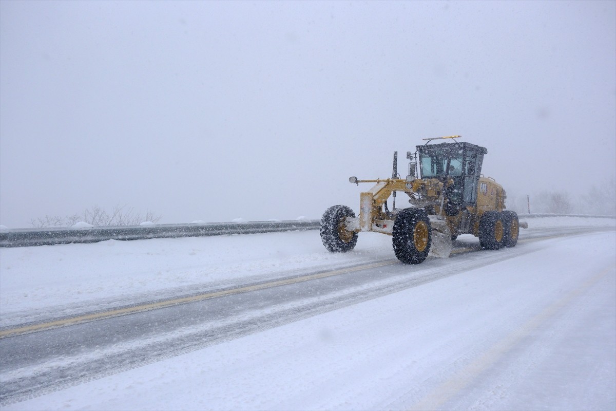 Kırklareli'nin yüksek kesimlerinde kar kalınlığı neredeyse yarım metreye ulaştı.