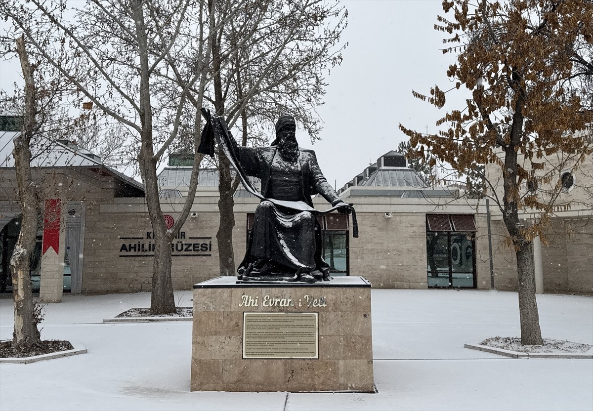 Kırşehir'de aralıklarla devam eden kar yağışı etkisini sürdürüyor. Kentte öğle saatlerinden...