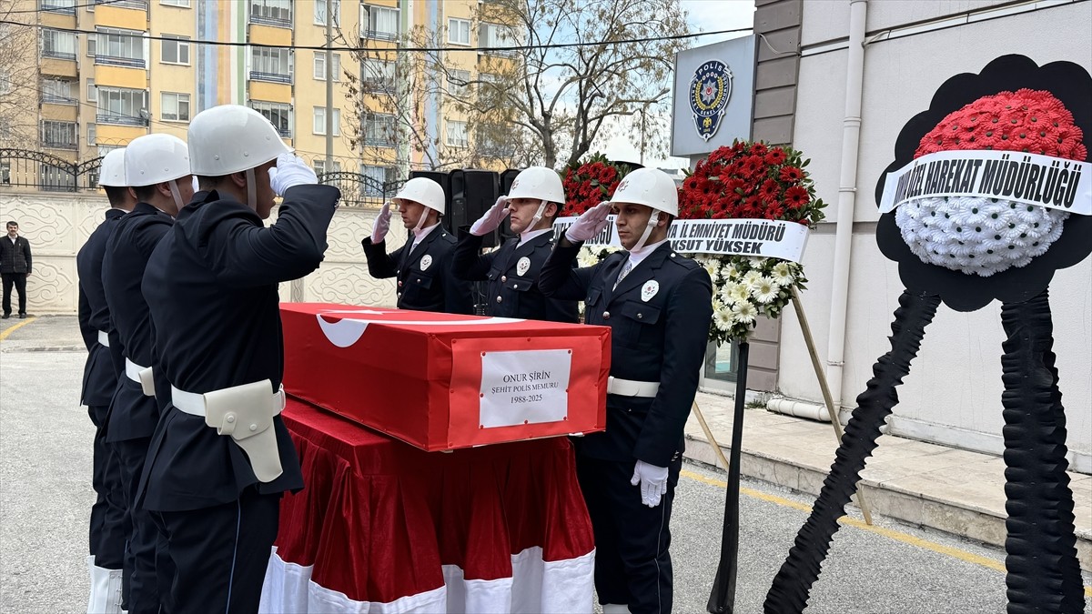 Konya'da polis aracının tırla çarpışması sonucu şehit olan polis memuru Onur Şirin'in naaşı...