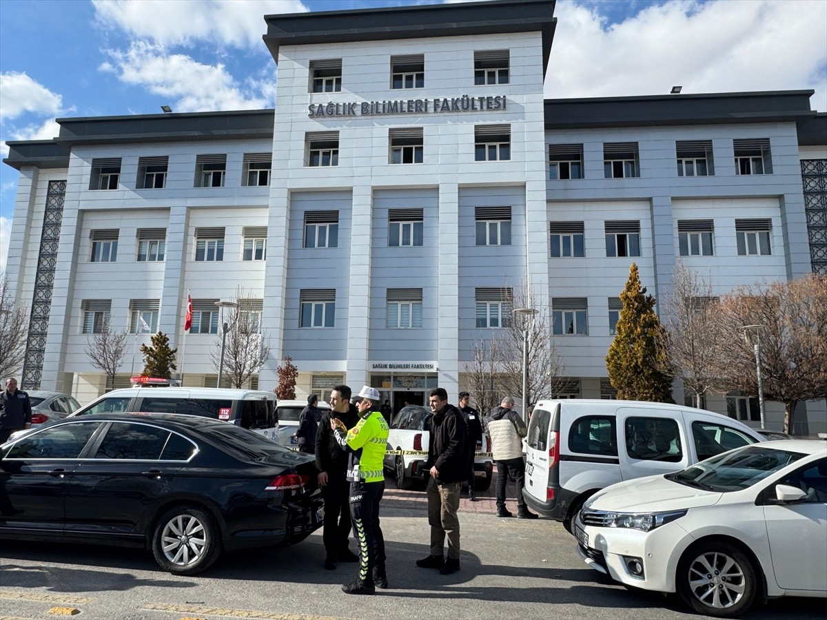 Konya'da Sağlık Bilimleri Fakültesi dekan yardımcısını odasında silahla yaralayan öğrenci...