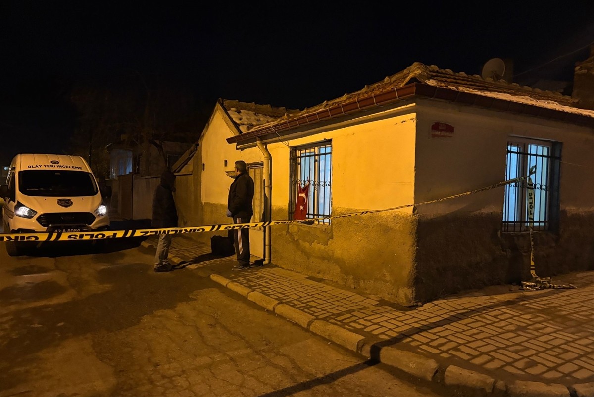Konya'nın Akşehir ilçesinde bir kadın bıçaklanarak öldürüldü, zanlı gözaltına alındı. Polis...