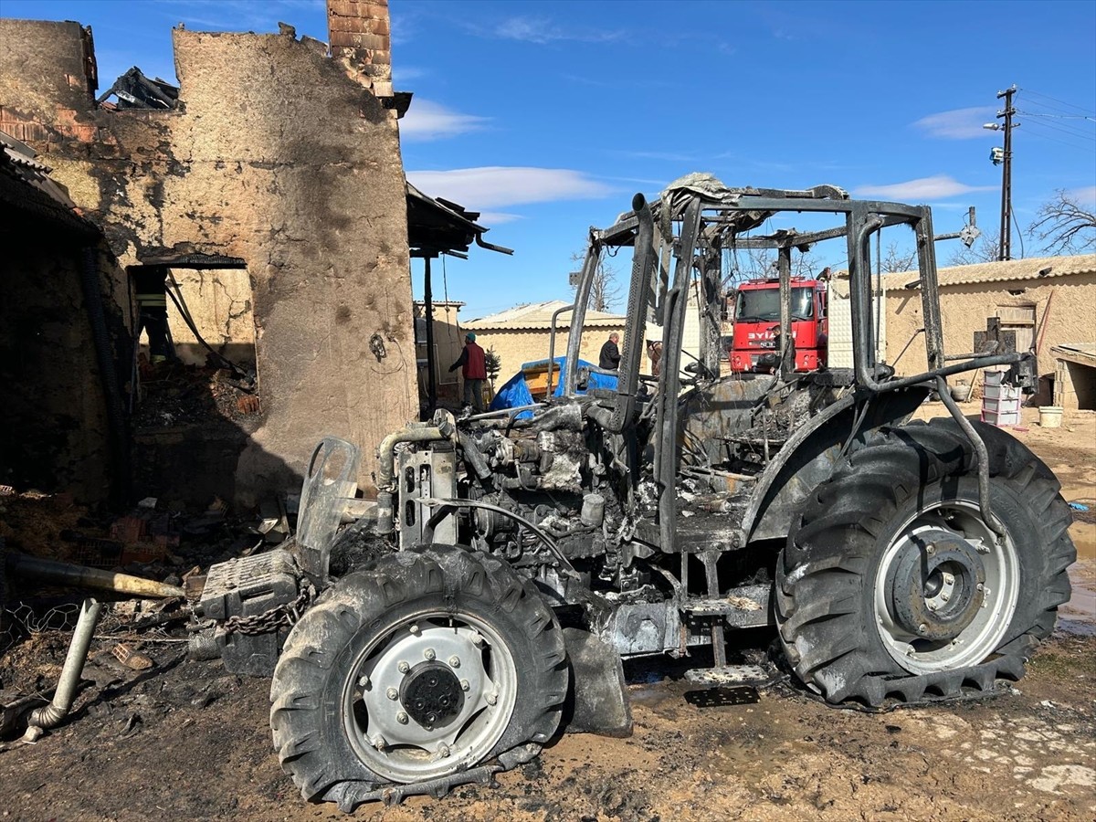 Konya'nın Kadınhanı ilçesinde çıkan yangında müstakil ev ile bir traktör kullanılamaz hale...