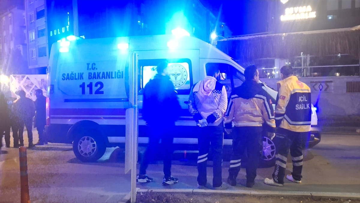 Kütahya'da, bir binanın yangın çıkan 7. katından zemin kattaki kafeteryanın açılır tavanına düşen...