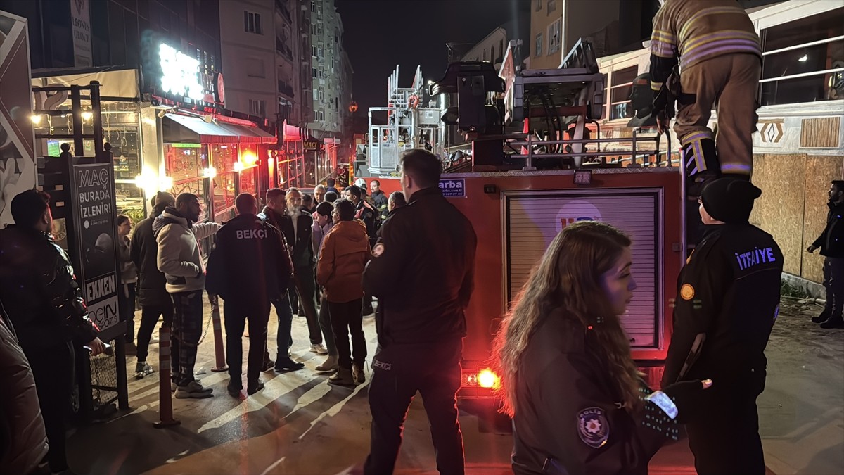 Kütahya'da, bir binanın yangın çıkan 7. katından zemin kattaki kafeteryanın açılır tavanına düşen...