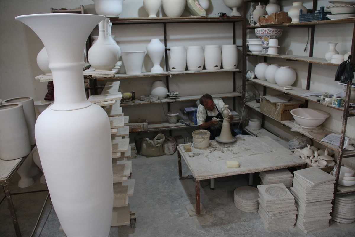 Kütahya'da çini ustası Remzi Oruç, çini çamurundan 2 metreyi aşkın uzunlukta vazo üretti.