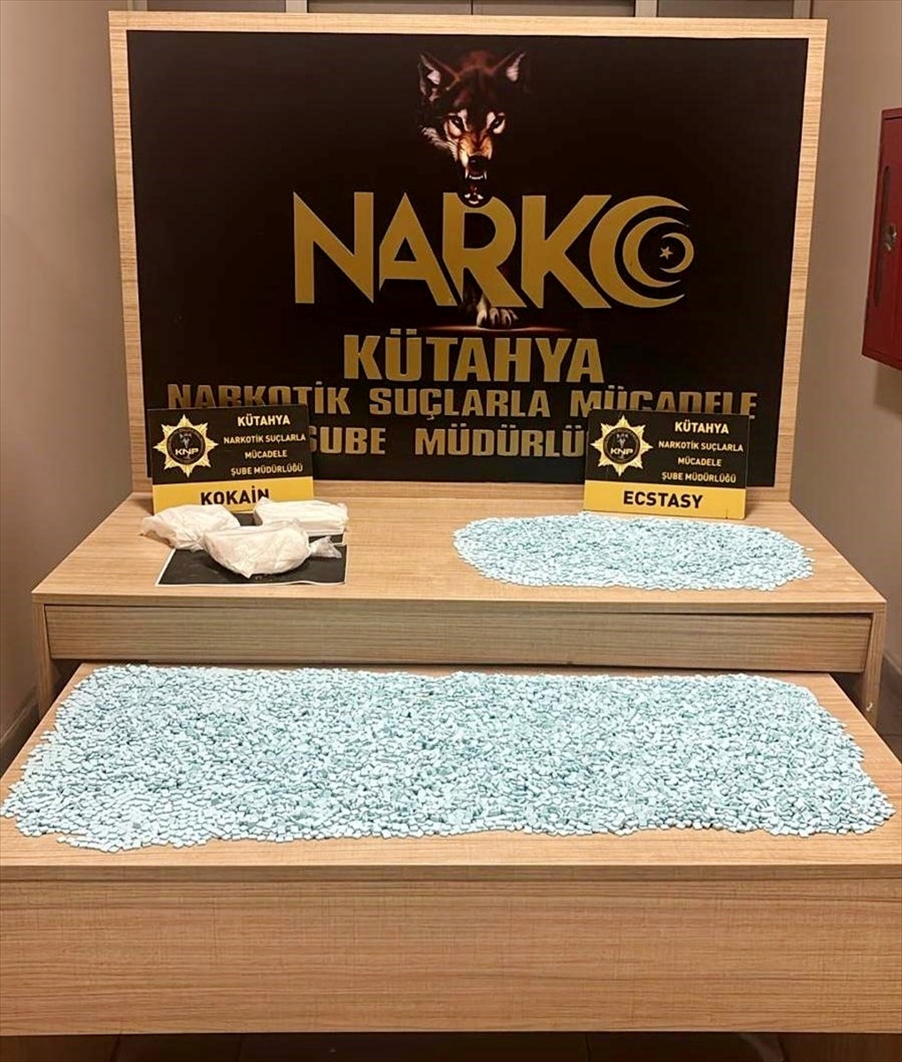  Kütahya'da düzenlenen operasyonda 20 bin uyuşturucu hap ile 1 kilo 506 gram kokain ele geçirildi...