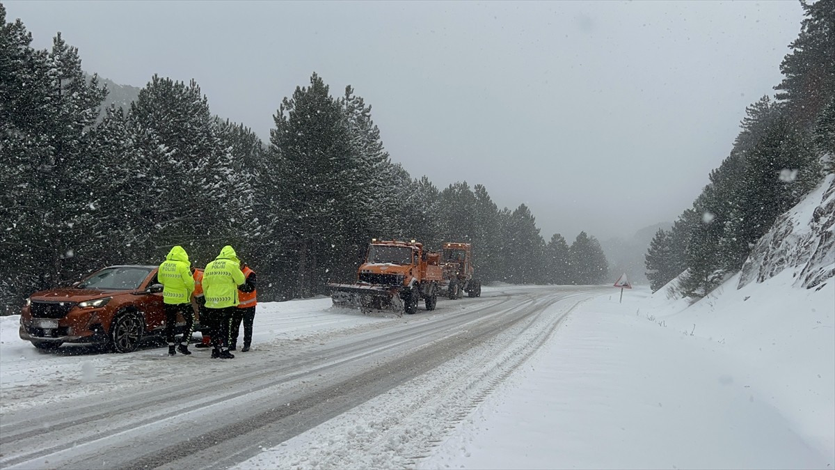 Kütahya'nın Domaniç ile Bursa'nın İnegöl ilçelerini birbirine bağlayan kara yolu, kar yağışı...