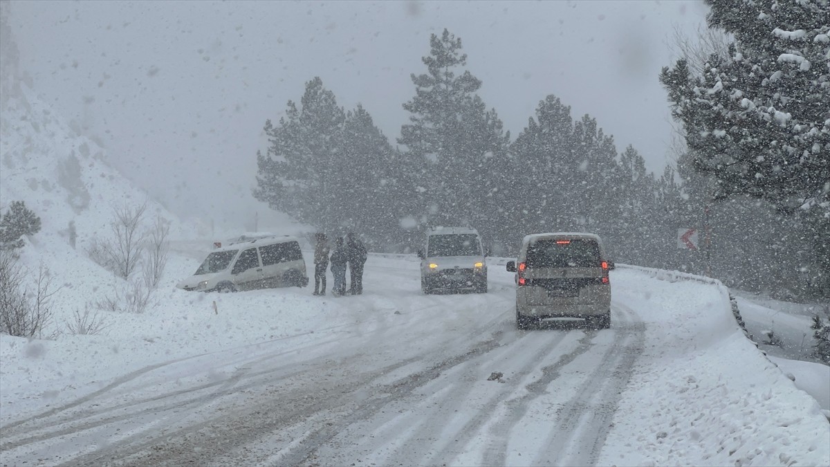 Kütahya'nın Domaniç ile Bursa'nın İnegöl ilçelerini birbirine bağlayan kara yolu, kar yağışı...