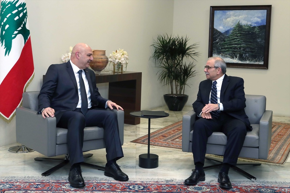 Lübnan'da hükümeti kurmakla görevlendirilen Nevvaf Selam, Lübnan Cumhurbaşkanı Joseph Avn ile...