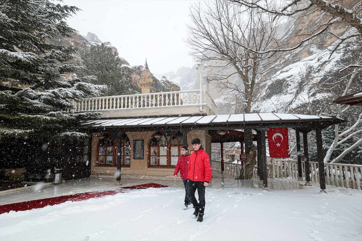 Malatya'da kar yağışı, Darende ilçesini beyaza bürüdü. 